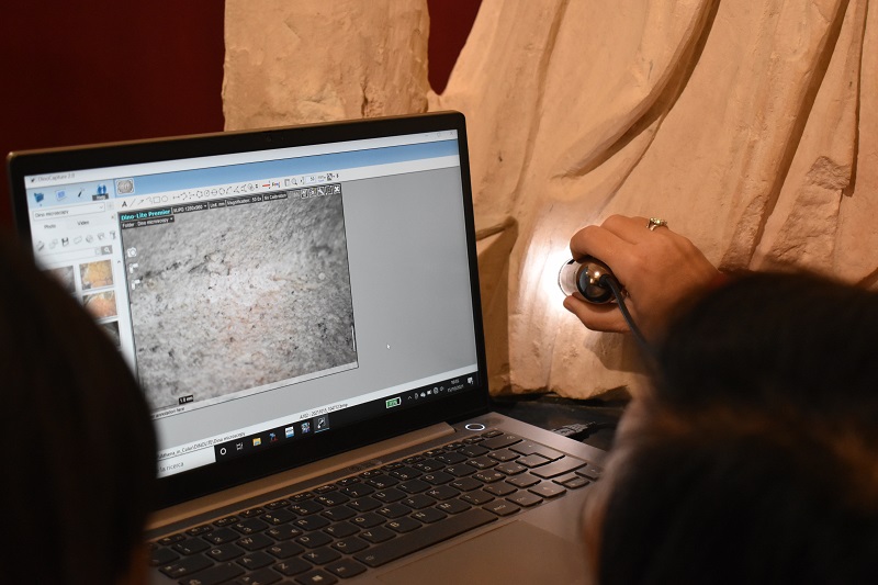 Museo Archeologico di Castro (LE): Ricercatori del CNR ISPC indagano la policromia della statua di Atena con un microscopio digitale | © Tommaso Ismaelli, CNR ISPC